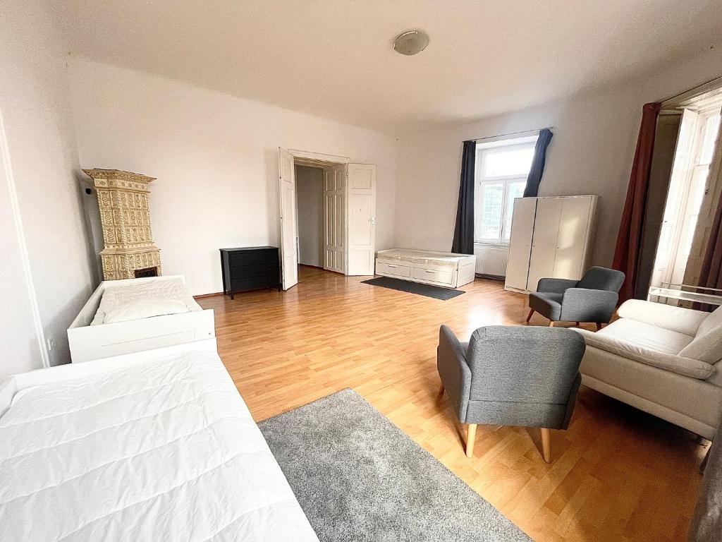 维也纳Prater City Hostel的一间卧室配有一张床、一张沙发和一把椅子