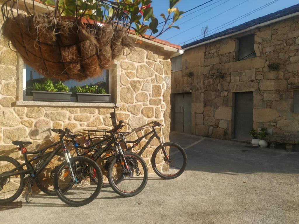 帕德隆O berce casa rural camino Padrón Santiago的停在大楼外的一群自行车