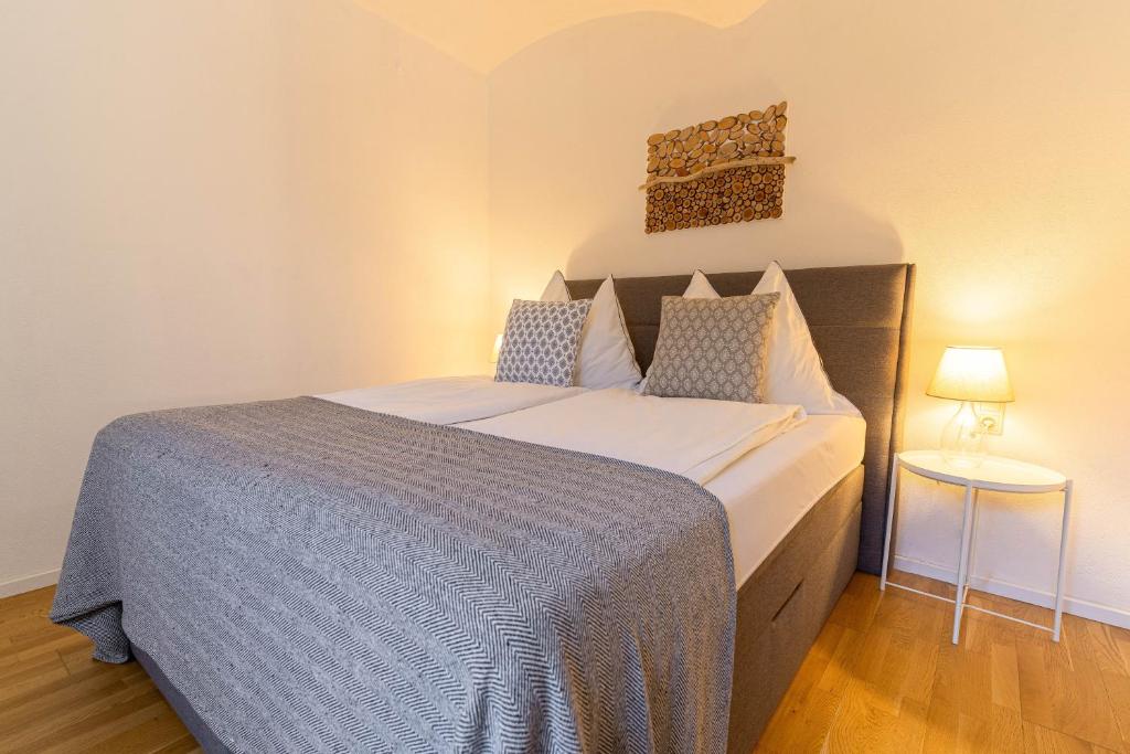 GratweinModerne 2-Zimmer Wohnung的一间卧室配有一张带蓝色毯子的大床