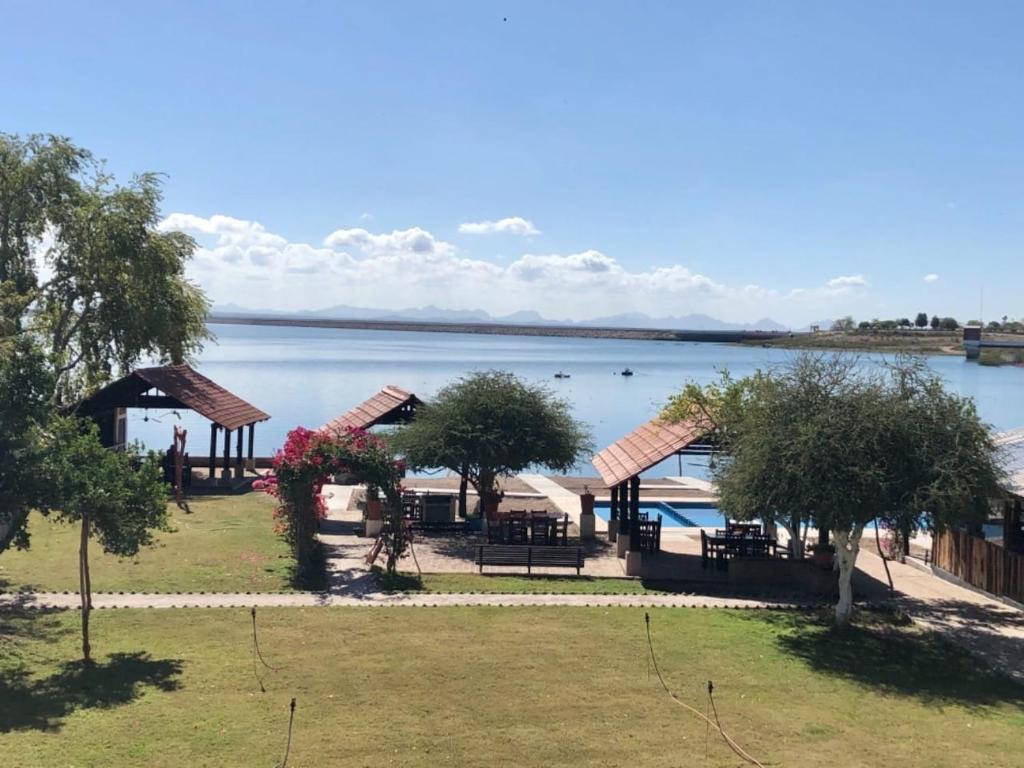 Hotel Villa Dominguez的享有湖泊和度假村群的景色