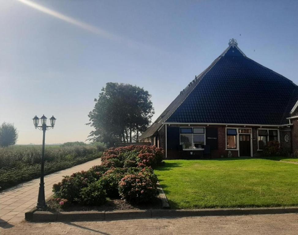霍尔沃德De Groote Medwert的前面有路灯的房子