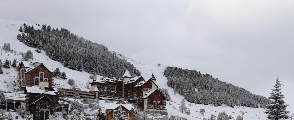 莱德萨阿尔卑斯T3 Les deux Alpes Vallée Blanche的一座被雪覆盖的山中建筑