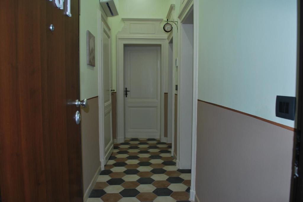都灵CASA RITA e CASA LUIGI的走廊上设有门和 ⁇ 板
