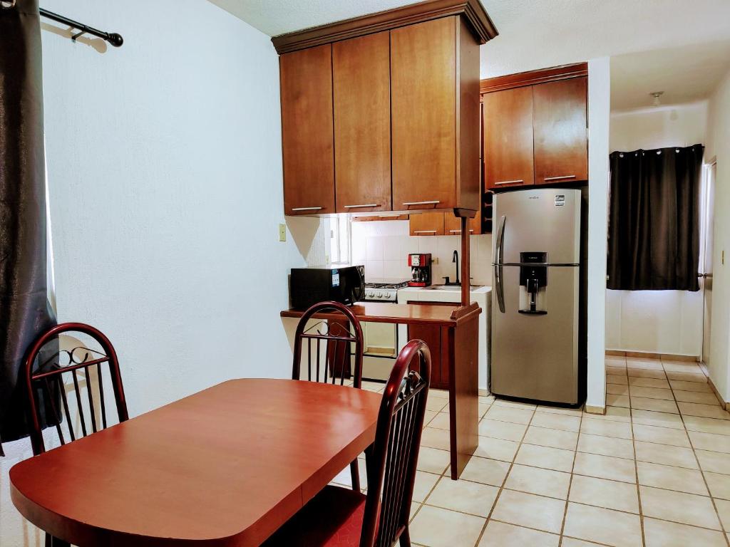 拉巴斯Casa Norte的厨房配有桌子和冰箱