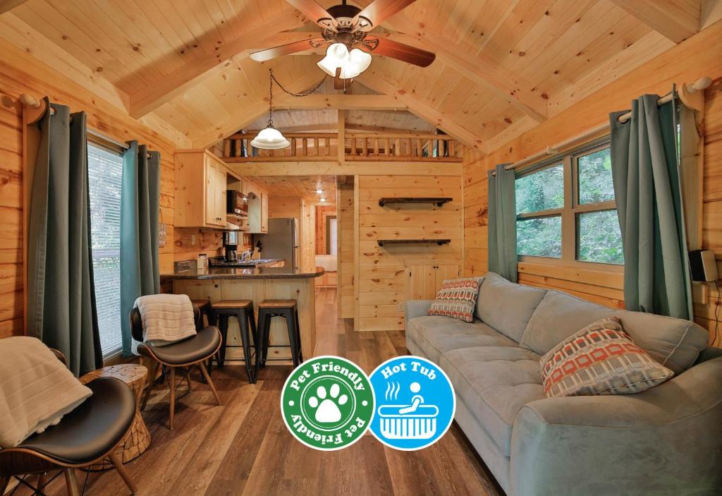 查塔努加Bryce Cabin Lookout Mtn Tiny Home W Swim Spa的小木屋内的客厅和厨房