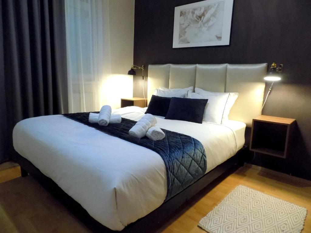 塞克希费黑瓦尔Casa Iris的卧室配有一张带白色床单和枕头的大床。