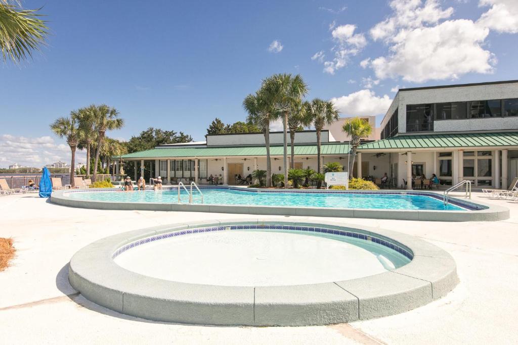 Sandestin Bayfront Studio with balcony and breathtaking views内部或周边的泳池