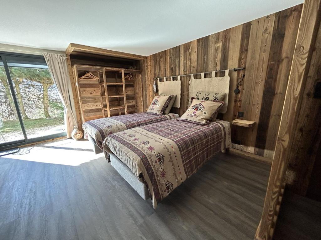 拉布雷斯Escargot de Neige的木墙客房的两张床