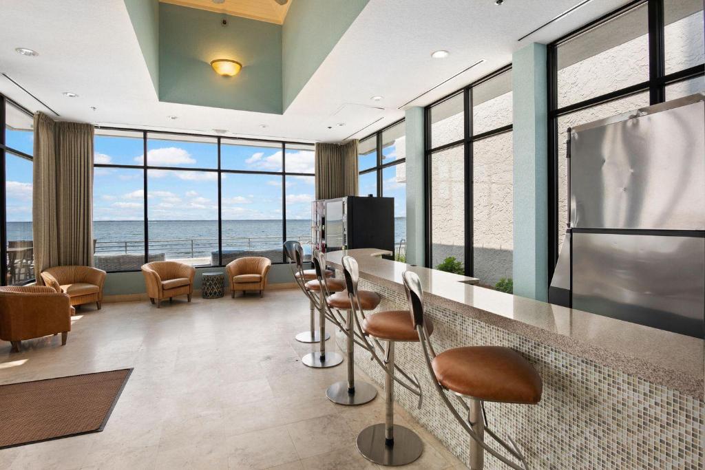 Sandestin Bayfront Studio with balcony and breathtaking views的休息区