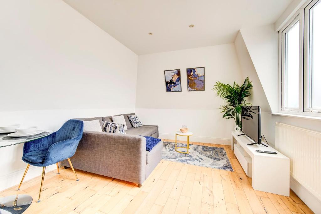 伦敦Affordable Apartment In London Bridge - 10 Per Cent Off Weekly Bookings!的带沙发和电视的客厅