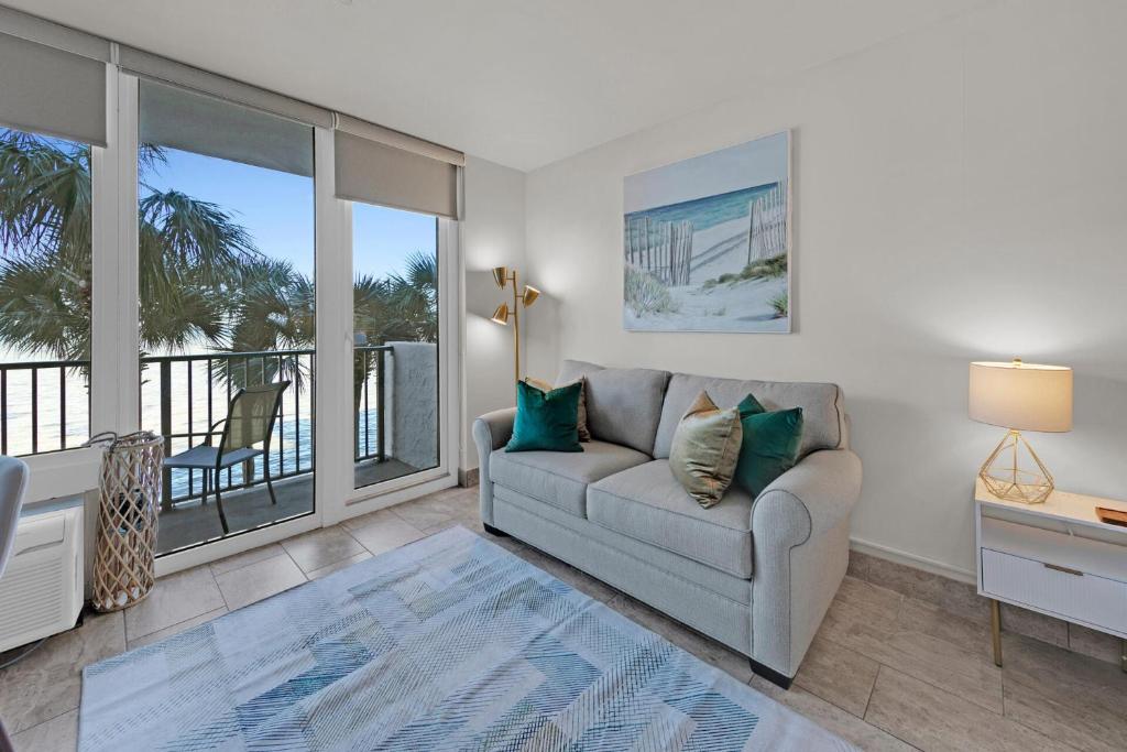 Sandestin Bayfront Studio with balcony and breathtaking views的休息区