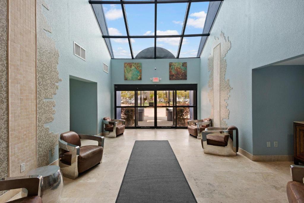 Sandestin Bayfront Studio with balcony and breathtaking views的休息区