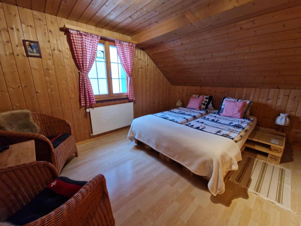 WeiteChalet Ferreira的小木屋内一间卧室,配有一张床