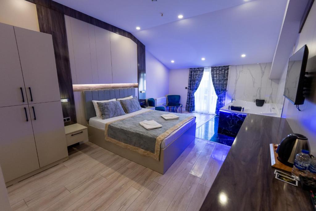 伊斯坦布尔Meros Hotel的一间紫色照明客房内的一张床卧室