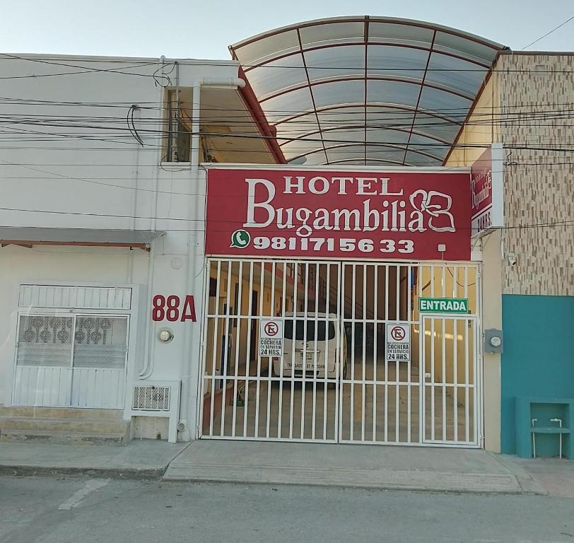 坎佩切Hotel Bugambilia Campeche的建筑前方有酒店标志
