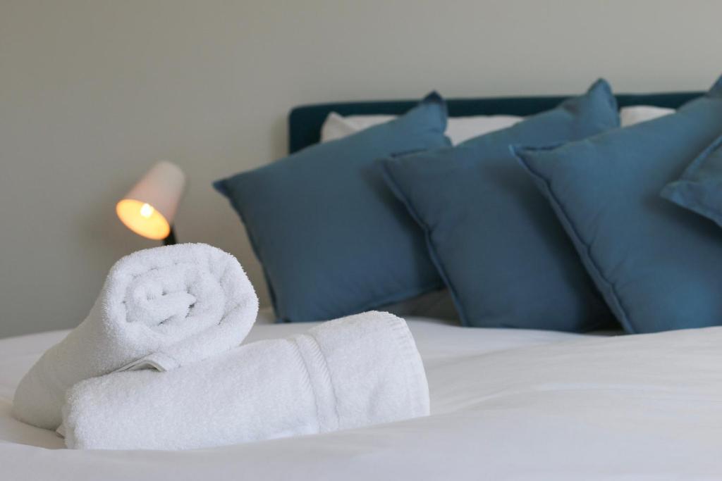 纽波特Self-Service En-Suite Rooms by Property Promise的床上的毛巾和枕头