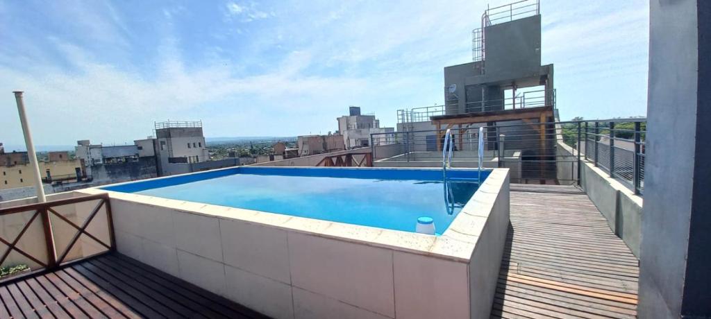 圣米格尔·德·图库玛Monoambiente Confortable Tucuman的大楼顶部带游泳池的阳台