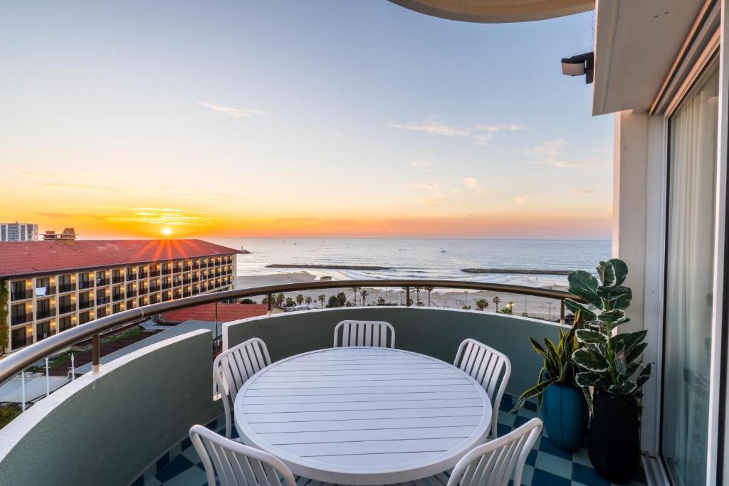 荷兹利亚Sunsets Paradise 2BR with Private Parking的海景阳台上的桌椅