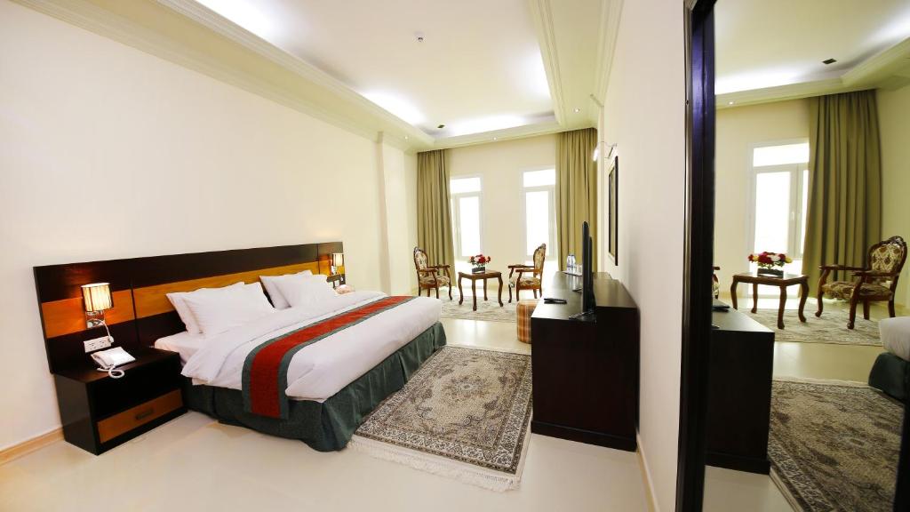 塞拉莱马斯喀特国际广场酒店的酒店客房设有床和客厅。