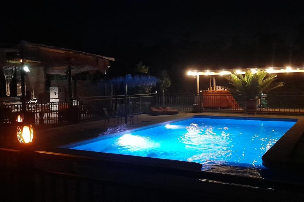 皮尔克Cabaña的夜间在院子里的游泳池