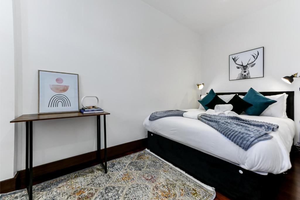 HanwellVibrant 1 BD Retreat - Perfect for Couples的一间卧室配有带绿色和白色枕头的床
