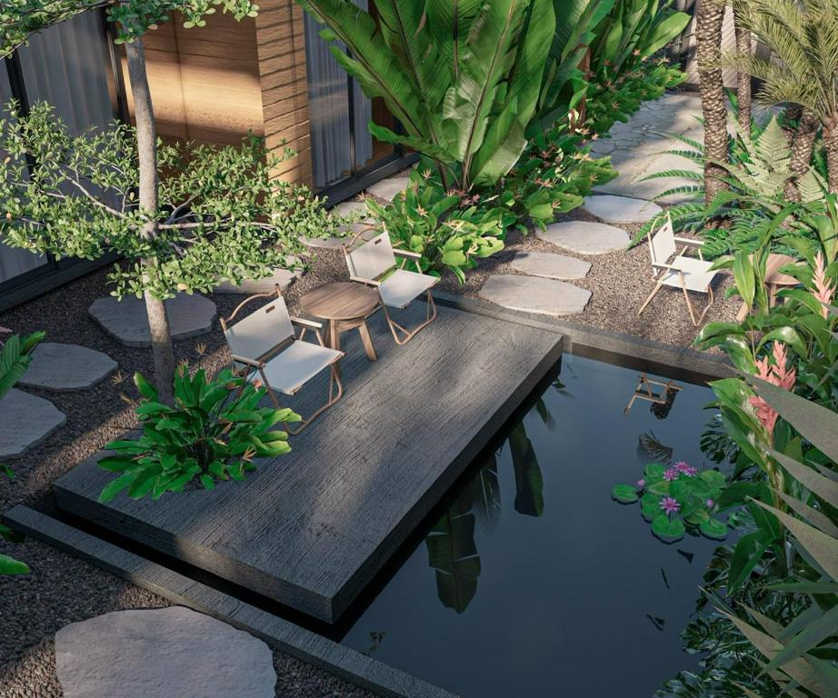 Buôn EnaoKim Đồng homestay的一个带椅子和水游泳池的花园