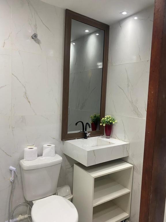 阿拉瓜伊纳Flat suítes mobiliados central的白色的浴室设有水槽和卫生间。
