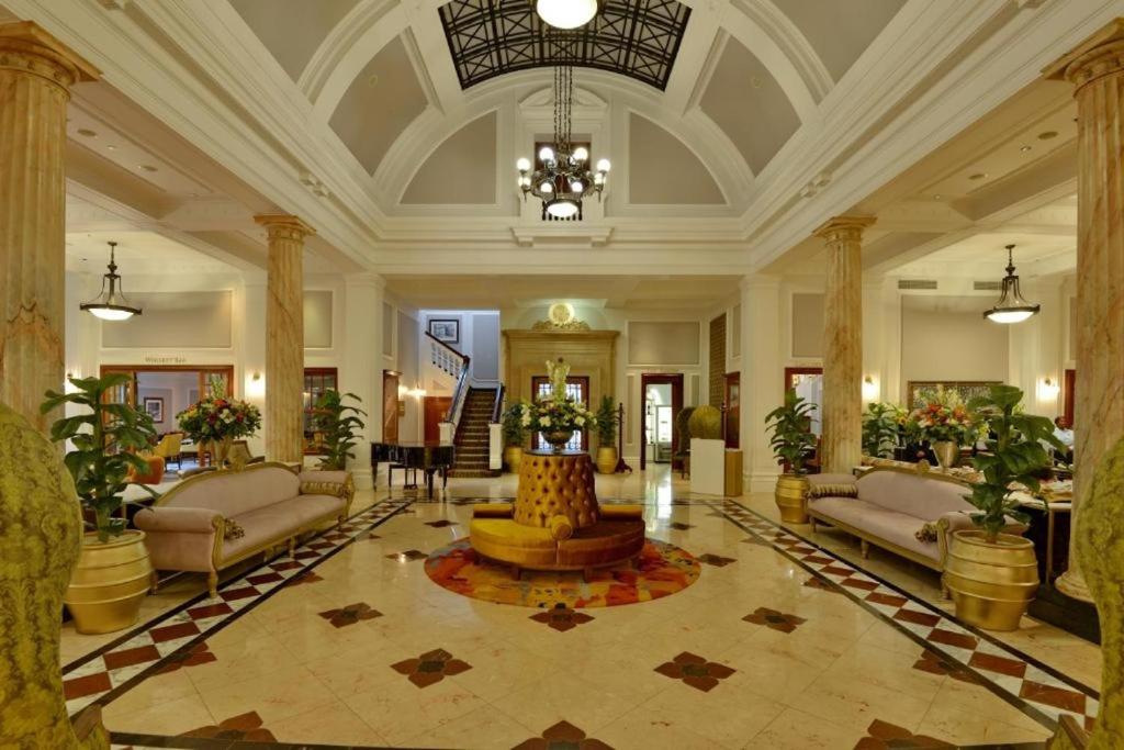 开普敦Taj Luxury Suite的大厅,大楼中央有一个喷泉
