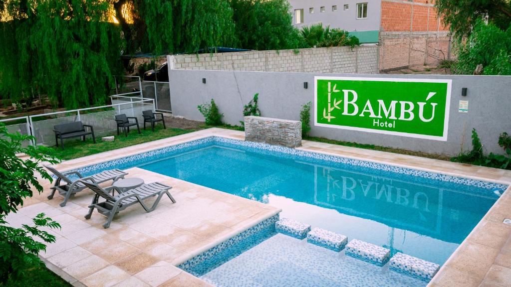 ChepesBambú Hotel的一座游泳池,旁边设有标志