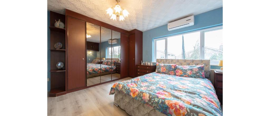 HadleighCasual and Cozy 5 BD Home in Canvey Island的一间卧室配有一张床和镜子