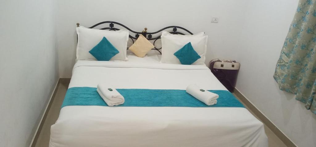 卡兰古特CASA SOMANJO INN的一间卧室配有带白色床单和枕头的床。