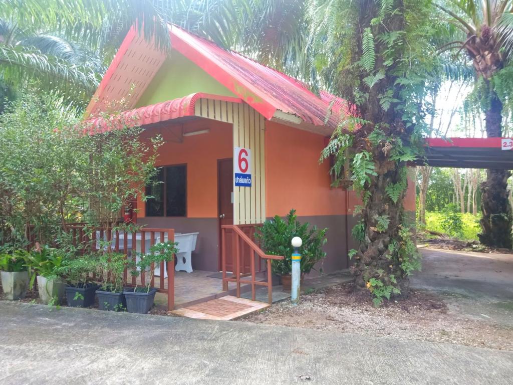 甲米镇甲米棕榈考维度假村的一间红色屋顶的小房子