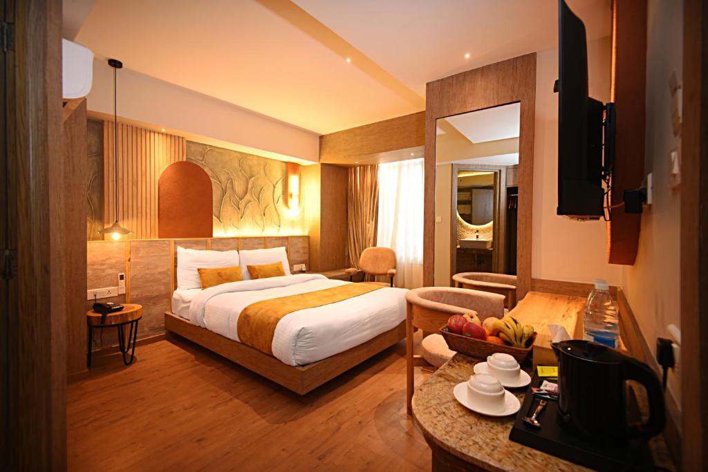 加德满都Daali Hotel & Apartment的酒店客房配有一张床铺和一张桌子。