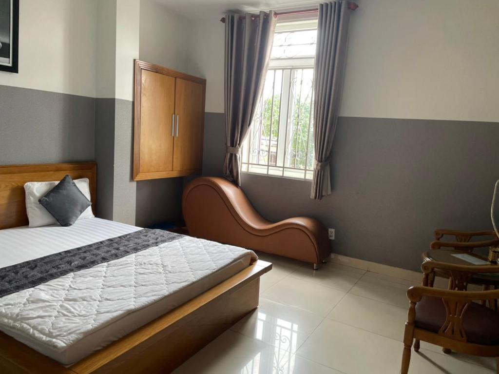 胡志明市HOTEL10H的一间卧室设有一张床和一个窗口