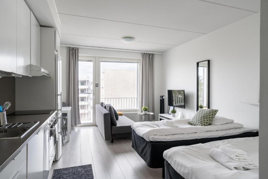 埃斯波Hiisi Homes Espoo Center的酒店客房带两张床和厨房
