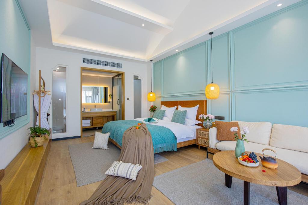 丽江丽江百花谷客栈的一间卧室设有一张床和一间客厅。
