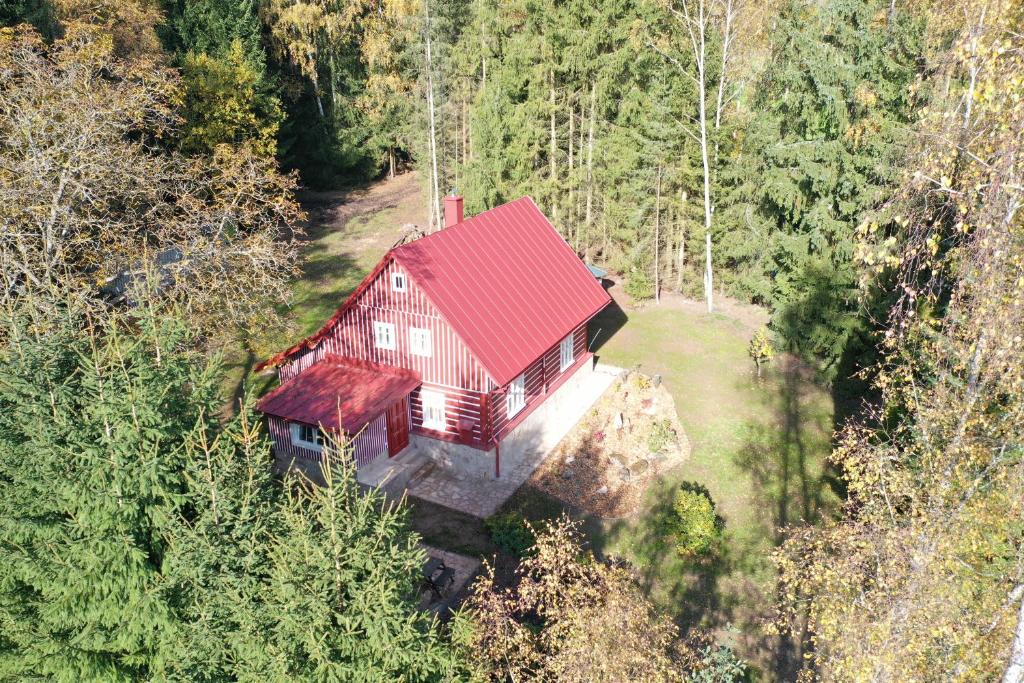RudníkCottage Janovice的享有红色屋顶房屋的空中景致