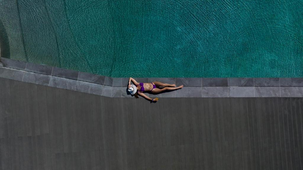 帕罗奇亚Paros Agnanti Resort & Spa的水中滑板上的人