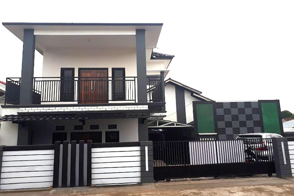 明古鲁省Pondokan Guest House Rinjani Syariah的白色的房子,有黑白的围栏