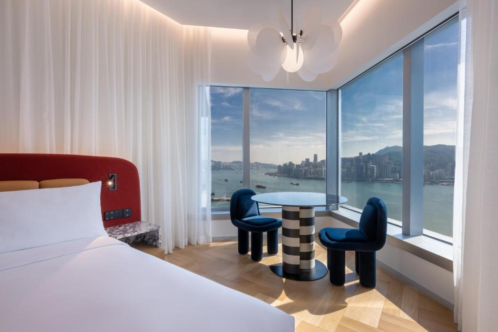 香港香港梦卓恩酒店的酒店客房带一张床、一张桌子和椅子
