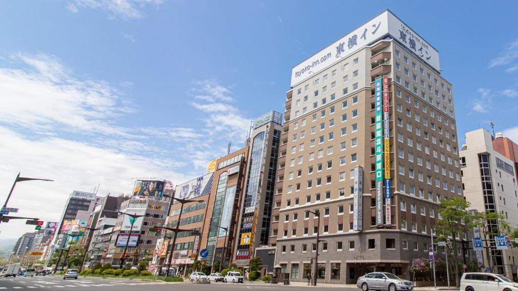 札幌Toyoko Inn Hokkaido Sapporo Susukino Kosaten的城市街道上一座高大的汽车建筑
