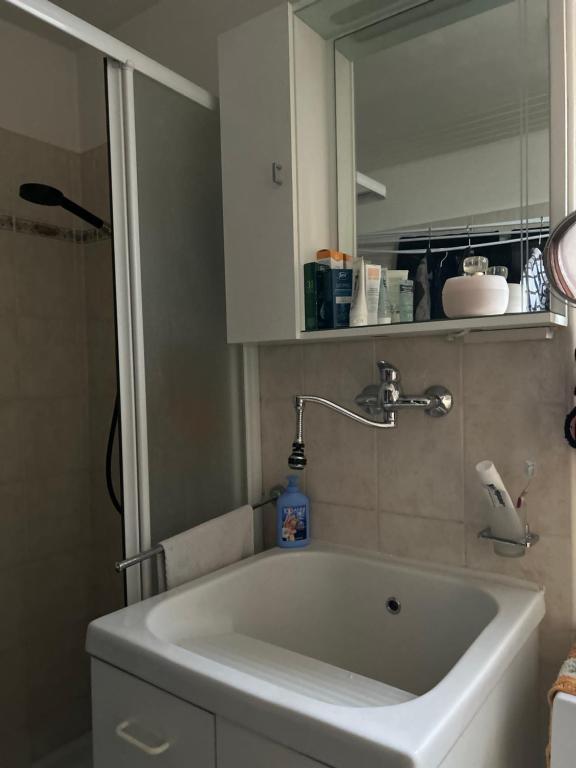 夸尔托因菲里奥雷Rampulla的浴室设有白色水槽和镜子