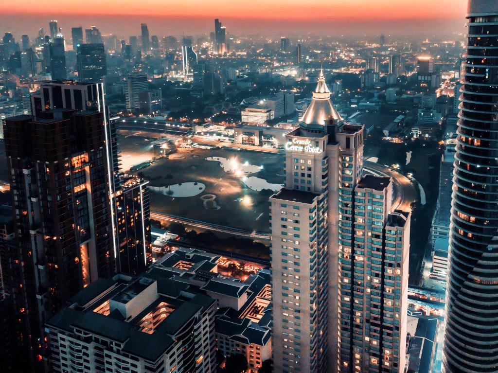 曼谷曼谷拉查丹利中心酒店的城市的夜景,高楼