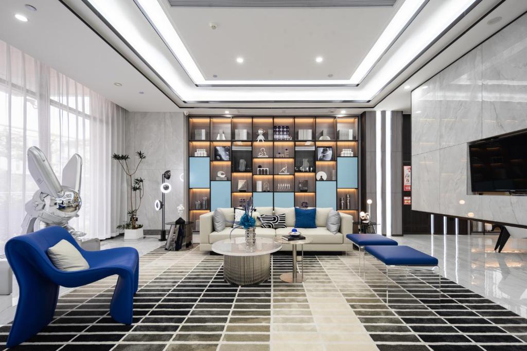 花都广州白云机场嘉宇酒店的客厅配有蓝色椅子和沙发