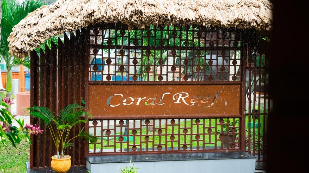 哈夫洛克岛Coral Reef Resort & Spa, Havelock的装有一束瓶子的大门