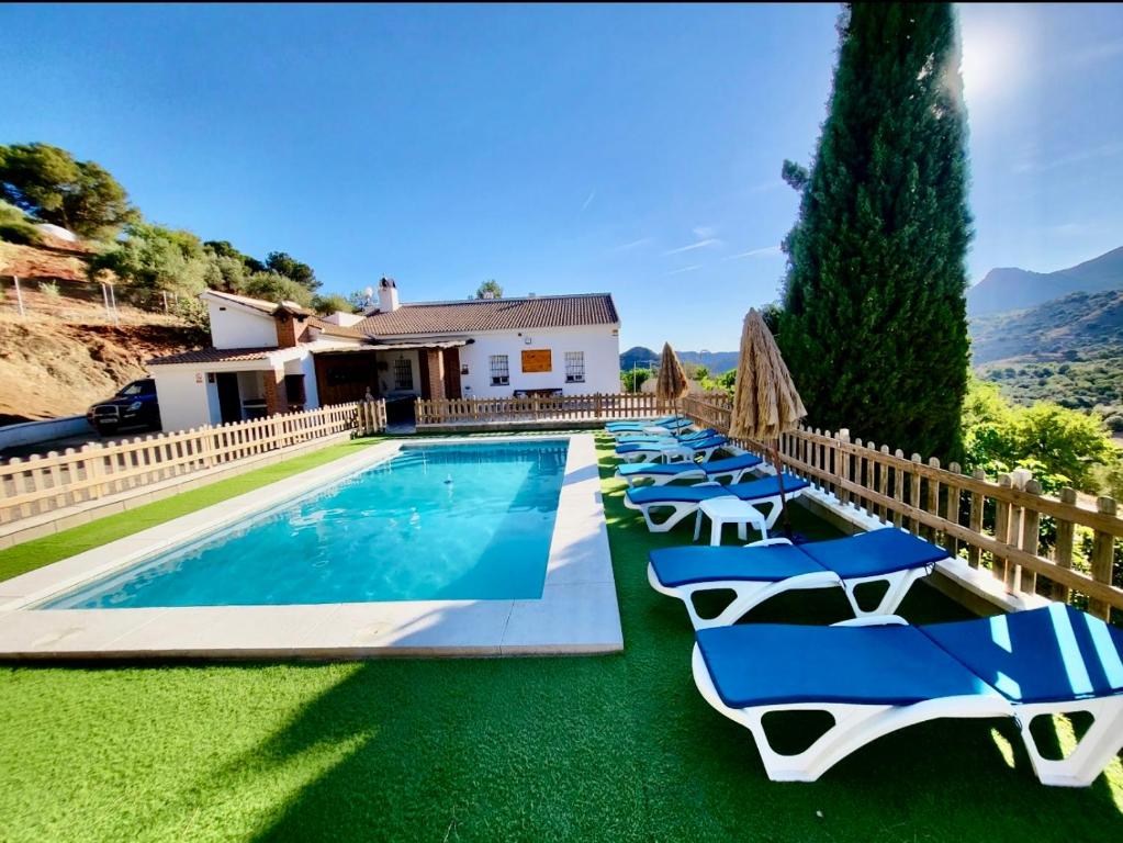 埃尔乔罗casa rural el olimpo-caminito del rey的别墅 - 带游泳池和躺椅