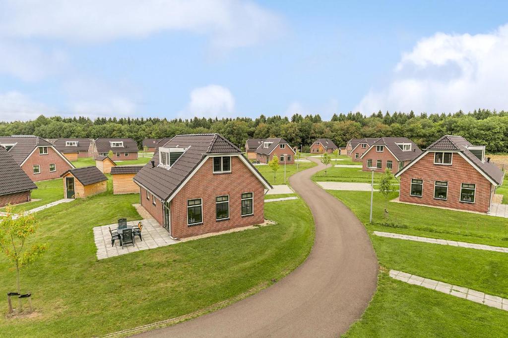 HollandscheveldSummio Villaparc Schoonhovenseland的一条通往住宅区的道路