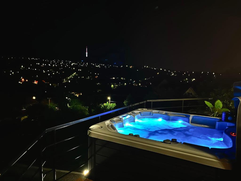 佩奇Mythos Private Resort的阳台的按摩浴缸(晚上)
