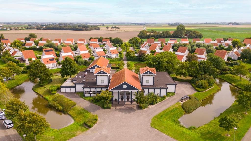 斯哈伦代克Summio Zeeland Village的享有村庄的空中景致,设有房屋
