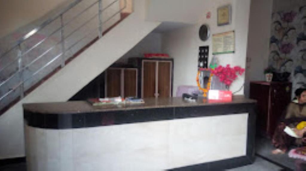 阿格拉HOTEL TAJ DELUXE, Agra的一个带柜台和楼梯的厨房